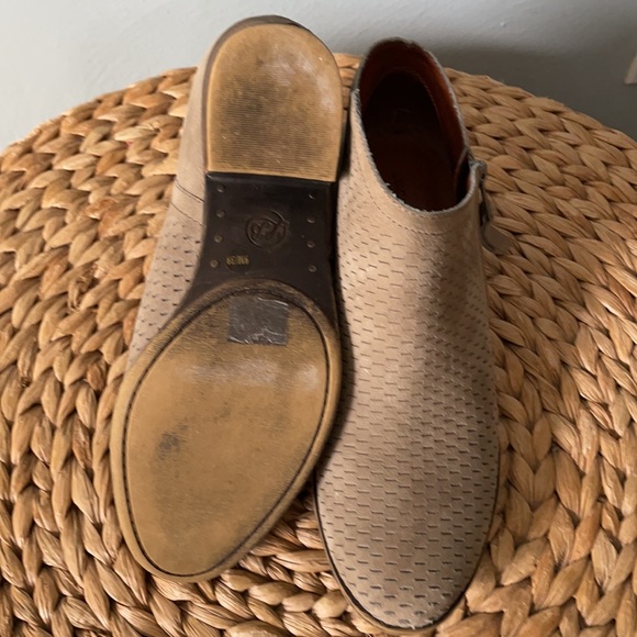 Lucky Brand tan suede ankle bootie - size 9 - Picture 9 of 9